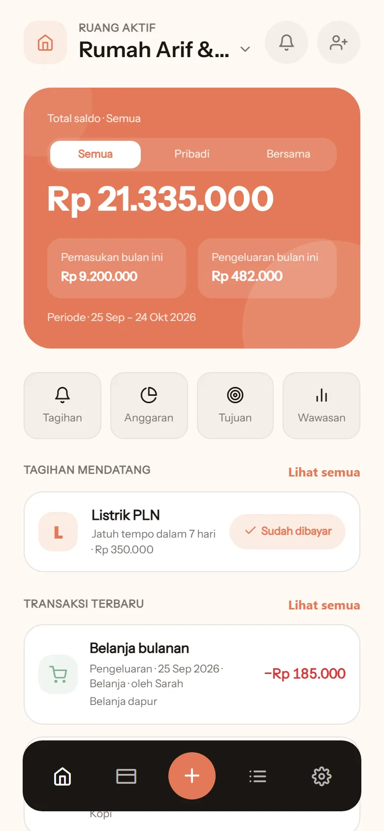 Beranda NotoArta dilihat dari HP Arif: ruang Rumah Arif & Sarah, total saldo Rp 21.335.000, periode 25 Sep sampai 24 Okt, tagihan Listrik PLN, dan transaksi Belanja dapur oleh Sarah
