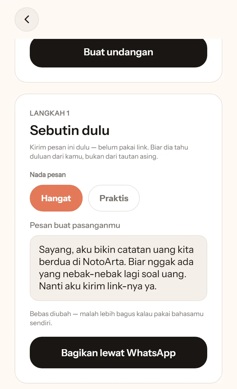 Langkah 1 di layar undangan: pilihan nada Hangat dan Praktis, pesan Hangat siap dikirim, tombol Bagikan lewat WhatsApp