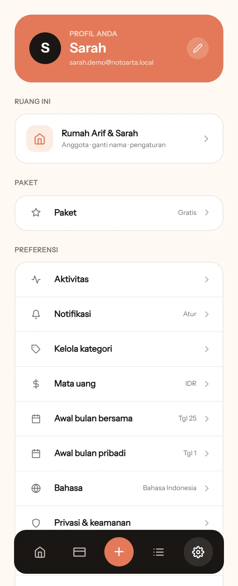 Layar Pengaturan: profil Sarah dengan tombol ubah nama, ruang Rumah Arif & Sarah, paket, lalu Mata uang IDR dan Bahasa Indonesia di bagian Preferensi