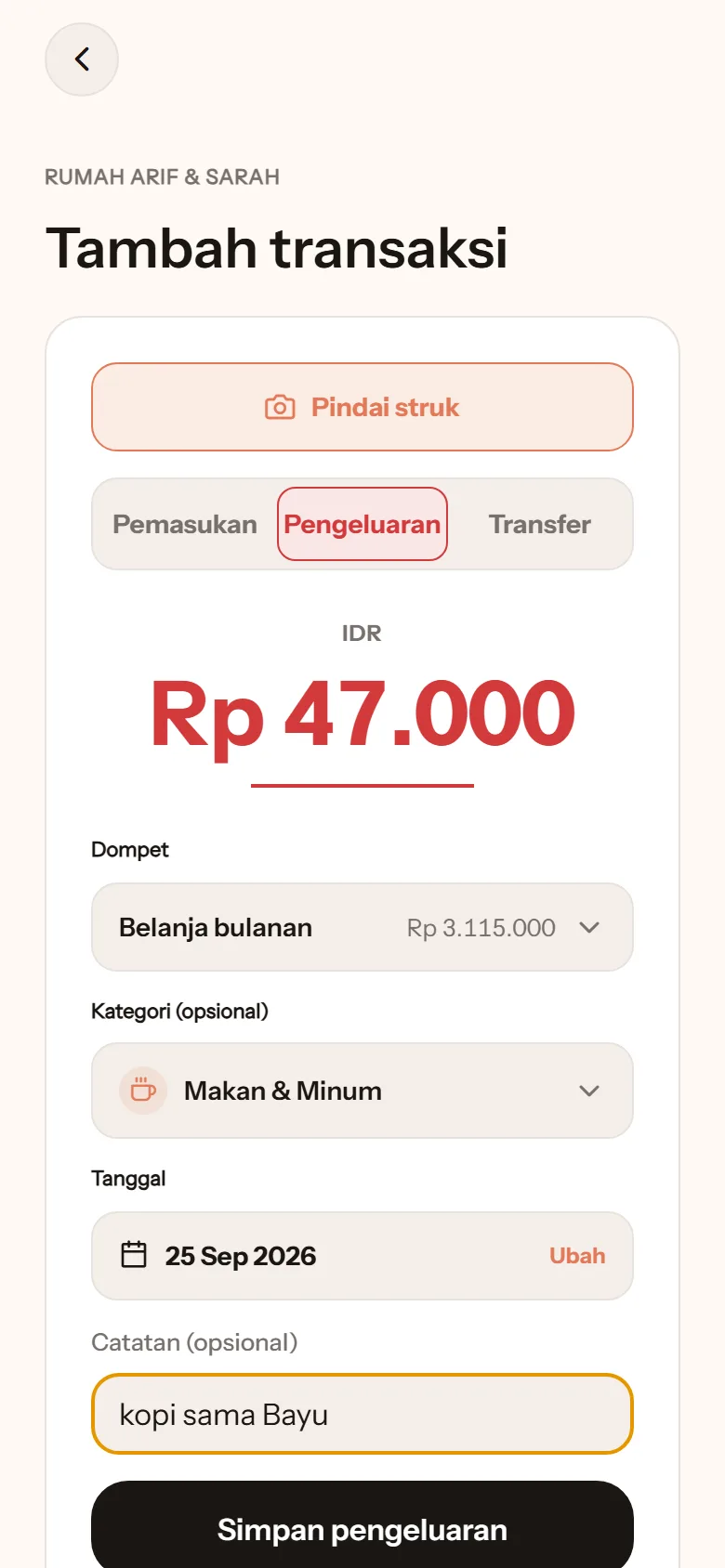 Layar Tambah transaksi: Pengeluaran Rp 47.000 dari dompet Belanja bulanan, kategori Makan & Minum, tanggal 25 Sep 2026, catatan kopi sama Bayu